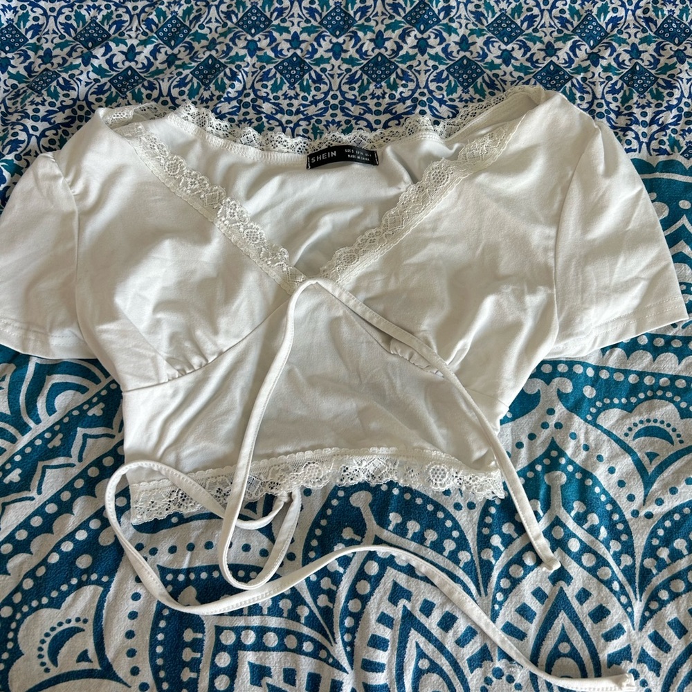 CROP TOP TIED BACK